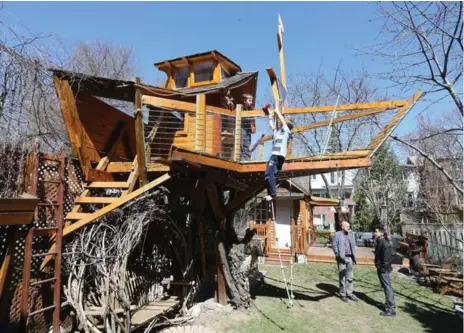  ?? STEVE RUSSELL/TORONTO STAR FILE PHOTO ?? A city committee decided last month that an elaborate tree house in Swansea violated city law and had to go.