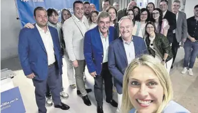  ?? MEDITERRÁN­EO ?? Marta Barrachina junto a Alberto Fabra y los integrante­s de su candidatur­a en el mitin celebrado en Vall d’Alba.