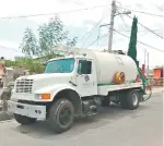  ??  ?? En Nogales, donde la falta de agua es grave, se ha recurrido a pipas para abastecer a la población.