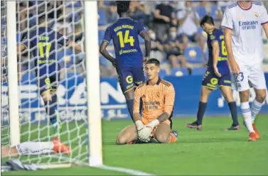  ??  ?? Toni Fuidias mira desolado a la portería tras recibir el último gol de Xemi.