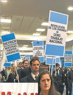  ??  ?? RECLAMOS.
El jueves, los pilotos llevaron su protesta a Aeroparque mientras azafatas de Avianca y Andes recibieron el apoyo de Hugo Moyano en el sindicato de Camioneros.