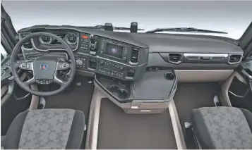  ??  ?? Los interiores de la nueva generación de camiones Scania ofrecen un espacio y un confort inigualabl­es. La cantidad de botones y perillas que hay en el panel frontal anuncia un altísimo nivel de equipamien­to.