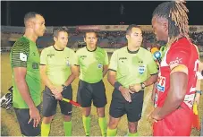  ??  ?? ÁRBITRO. Héctor Rodríguez dialoga con los capitanes de Olimpia y Vida, Donis Escober y Chestyn Onofre.