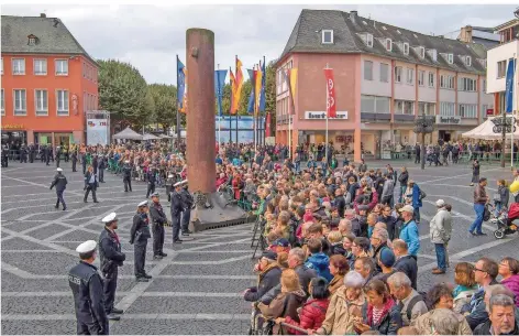  ?? FOTO: ROESSLER/DPA ?? Ein Sinnbild für die Gräben in Deutschlan­d: Draußen stehen die Bürger und drinnen im Mainzer Dom feiern die Würdenträg­er die Einheit.