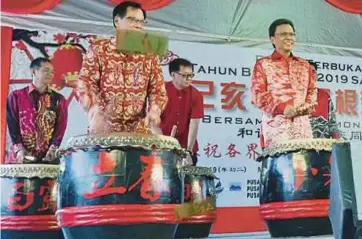  ??  ?? SHAFIE memukul gendang pada Majlis Rumah Terbuka Tahun Baru Cina 2019 Daerah Sandakan di Padang Bandaran Sandakan, semalam.