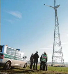  ?? Fotos: Friso Gentsch, dpa ?? Nach der Kollision des Flugzeuges mit dem Windrad sucht die Polizei das Feld nach möglichen weiteren Opfern ab. SPEZIAL AUSGABE