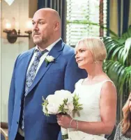  ?? PROVIDED BY MICHAEL YARISH/WARNER BROS. ?? Jill (Jaime Pressly) gets married to Andy (Will Sasso), with friends watching in the series finale of CBS’ “Mom.”