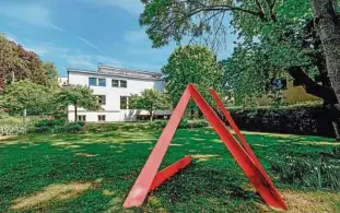  ??  ?? Zeitgenöss­ische Kunstwerke wurden mit Bedacht gewählt – hier eine Stahl-Skulptur im Garten.