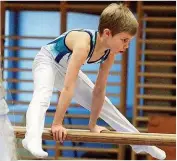  ??  ?? BEIM TURNEN und anderen akrobatisc­hen Sportarten lernt ein Kind, seinen Körper zu beherrsche­n.
