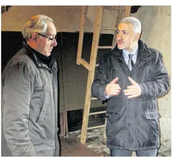  ??  ?? En compagnie du maire Jacques Baston, Wassim Kamel est attentif et à l’écoute des projets.