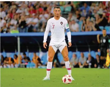  ?? FOTO: CHRISTIAN CHARISIUS/DPA ?? Cristiano Ronaldo bei der Fußball-WM in Russland. Die Millionen-Ablöse für seinen Wechsel von Real Madrid zu Juventus Turin verärgert Mitarbeite­r in einem italienisc­hen Werk von Fiat-Chrysler.