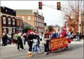  ?? BOB KEELER — DIGITAL FIRST MEDIA ?? Leo Clubs from Souderton Area High School, Indian Crest Middle School and Indian Valley Middle School take part in the Souderton Holiday Parade.