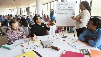  ??  ?? Los participan­tes en la asamblea inaugural elaboraron diferentes propuestas para insertar a Inesi en el debate energético.