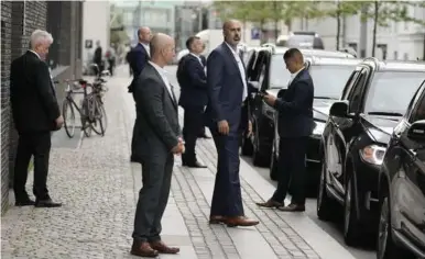 ?? ?? Sikkerheds­folk venter på Barack Obama på gaden i København i går.