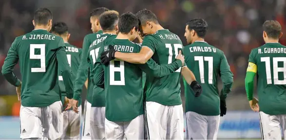  ??  ?? Lozano brilló con un doblete, aunque un descuido evitó que México se llevara el triunfo. (AFP)
