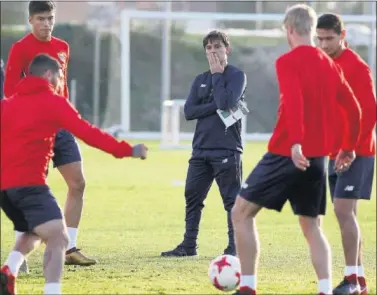  ??  ?? TOMANDO NOTA. El nuevo técnico del Sevilla observó a sus jugadores durante el entrenamie­nto.