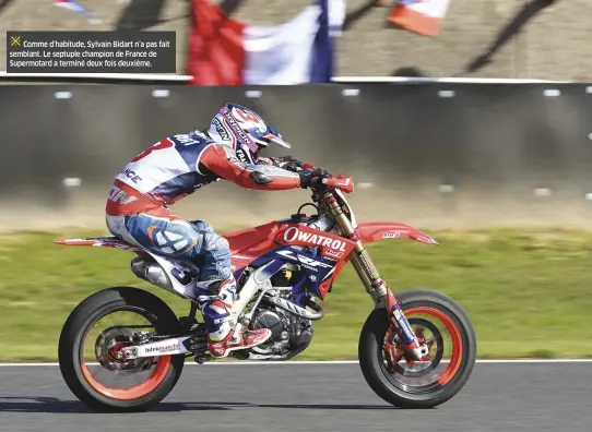  ??  ?? Comme d’habitude, Sylvain Bidart n’a pas fait semblant. Le septuple champion de France de Supermotar­d a terminé deux fois deuxième.