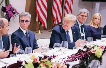  ?? FOTO: AP ?? Der US-Präsident traf in Davos Konzernche­fs zum Essen (von links): Carlos Brito (Anheuser-Busch), Bill McDermott (SAP), Joe Kaeser (Siemens). Rechts: Kirstjen Nielsen, US-Ministerin für Innere Sicherheit.