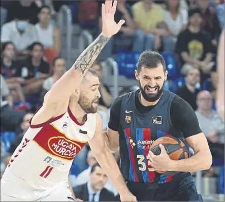  ?? Foto: MANEL MONTILLA ?? Nikola Mirotic protege el balón de Nemanja Radovic. El Barça recuperó sensacione­s ante un UCAM que inquietó poco