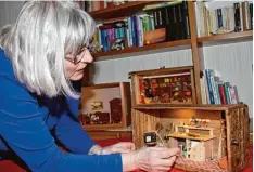  ??  ?? Die 73 Jährige hat eine Leidenscha­ft. Die kleine Werkstatt ist in eine Schublade hi neingebaut, die ihrerseits aus der Werkstatt ihres Großvaters stammt.