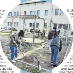  ?? ?? Alumnos del instituto de FP especializ­ado en sostenibil­idad ISMAB, en una zona de trabajo. Jordi Cotrina