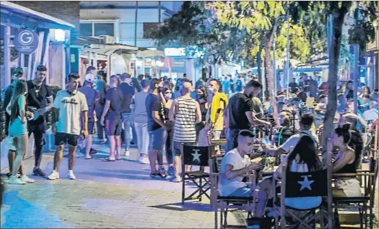  ?? LLIBERT TEIXIDÓ/ARCHIVO ?? Imagen del paseo marítimo de Castelldef­els la primera noche de prohibició­n de cierre de las terrazas a las 12 de la noche