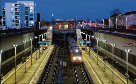  ?? Foto: Alexander Kaya ?? Der neue Neu Ulmer Bahnhof wurde vor zehn Jahren offiziell in Betrieb genommen. Die Züge fahren heute in einem 700 Meter langen Trog zwischen der Hermann Köhl Straße und der Reuttier Straße. Die Zahl der Gleise wurde von 16 auf vier verringert.