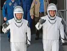  ?? FOTO ČTK/AP ?? Průkopníci. Astronauti NASA Douglas Hurley (vlevo) a Robert Behnken mávají při cestě do vesmírné lodi Crew Dragon společnost­i SpaceX.