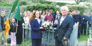  ?? ?? REMEMBERIN­G THE KENTS - June Murphy (Sinn Féin) and Billy Buckley laying a wreath at the Kent’s burial plot in Castlelyon­s 21 years ago.