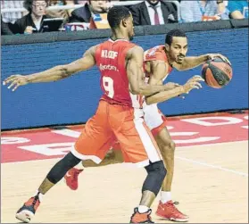  ?? FOTO: EFE ?? Alex Renfroe, base del Baxi Manresa, con el balón ante Charlon Kloof, del UCAM Murcia