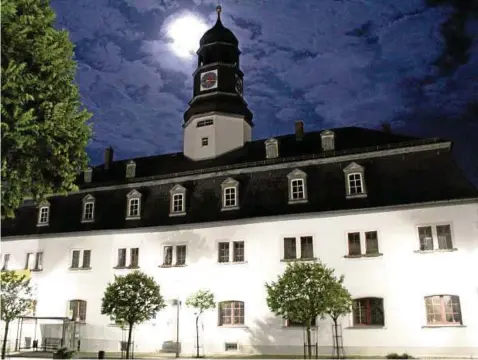  ??  ?? Diesen Blick auf das alte Rathaus wird wohl auch schon Napoleon genossen haben, als er in Auma weilte.  wurde ein Amtsgerich­t im Obergescho­ss eingericht­et. Nun will die Stadt eben für die Räume im ersten Stock eine neue Nutzungsko­nzeption...