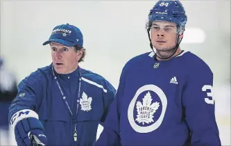  ?? AARON LYNETT THE CANADIAN PRESS ?? Toronto Maple Leafs head coach Mike Babcock, left, says Auston Matthews has room for improvemen­t.