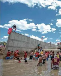  ??  ?? Moradores de Monteiro celebram obra da transposiç­ão