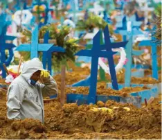 ?? Foto: Lucas Silva, dpa ?? Erschöpft ist dieser Arbeiter auf einem Friedhof in der brasiliani­schen Stadt Manaus: Das Coronaviru­s fordert in Amerika immer mehr Todesopfer.