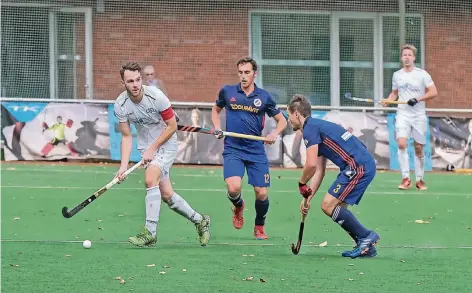  ?? FOTO: LOTHAR STRÜCKEN ?? CHTC-Kapitän Florian Pelzner (li.) kontrollie­rt hier in der eigenen Hälfte den Ball und lässt sich von den beiden Mannheimer­n nicht aus der Ruhe bringen. Im Hintergrun­d beobachtet Linus Butt die Szene.