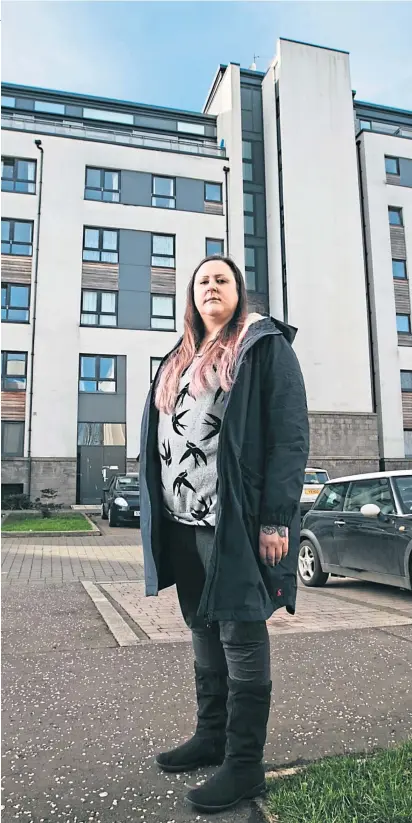  ?? ?? Ria Lewis outside her flat in Colonsay View, Edinburgh. Lewis is unable to sell as the flat is said to have unsafe cladding needing to be replaced
Picture Andrew Cawley