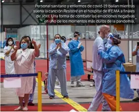  ??  ?? Personal sanitario y enfermos de covid-19 bailan mientras suena la canción Resistiré en el hospital de IFEMA a finales de abril. Una forma de combatir las emociones negativas en uno de los momentos más duros de la pandemia,