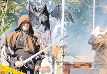  ?? FOTO: TANJA BOSCH ?? Wolfram König liebt es, sich zu verkleiden und sein Haus für Halloween zu präpariere­n. Dieses Jahr sogar für einen guten Zweck.