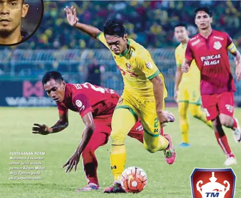 ??  ?? PERTAHANAN PDRM Muhamad Eskandar Ismail (kiri) diasak pemain Kedah Muhd Ariff Farhan pada aksi separuh akhir.