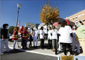  ?? (Photos Dylan Meiffret) ?? Dans la matinée, la CGT a fait signer une pétition pour inclure les personnels médico-sociaux dans la revalorisa­tion salariale du Ségur de la santé.