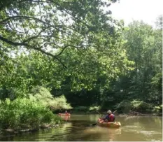  ??  ?? Kayakers round one of many bends in the Shenango River.