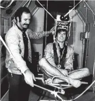  ?? FOTO: SOMMER/IMAGO ?? Der niederländ­ische Raumfahrer Wubbo Johannes Ockels und Ulf Merbold (rechts)  beim Training im KennedySpa­ce-Center in Cape Canaveral.