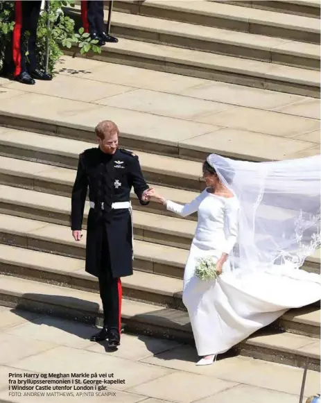  ?? FOTO: ANDREW MATTHEWS, AP/NTB SCANPIX ?? Prins Harry og Meghan Markle på vei ut fra bryllupsse­remonien i St. George-kapellet i Windsor Castle utenfor London i går.