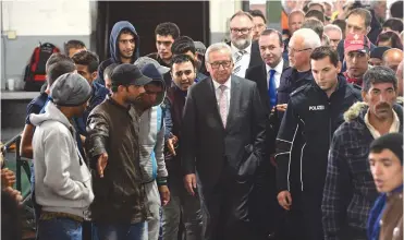  ?? — AP ?? President of the European Commission Jean- Claude Juncker ( centre) visits a migrant registrati­on centre in Passau, southern Germany, on Thursday.