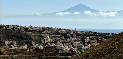  ??  ?? Spaniens högsta berg Teide (3 718 meter) på Teneriffa sett från La Gomeras huvudort San Sebastián.