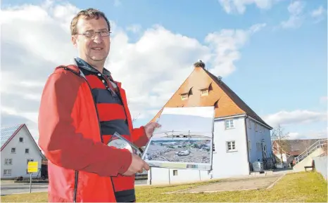  ?? FOTO: PATRICK LAABS ?? Kurt Fischer kümmert sich leidenscha­ftlich um die Gögginger Störche. Seit Jahren hält er wesentlich­e Informatio­nen in einem Ordner fest. Im Hintergrun­d ist ein Storch in seinem Nest auf dem „Adler“zu sehen: entweder ist es der Chef oder seine ihm...