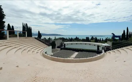  ??  ?? Marmo rosso di Verona Così d’Annunzio aveva immaginato l’anfiteatro del Vittoriale: ora il suo sogno è realtà (Ansa/Simone Venezia)