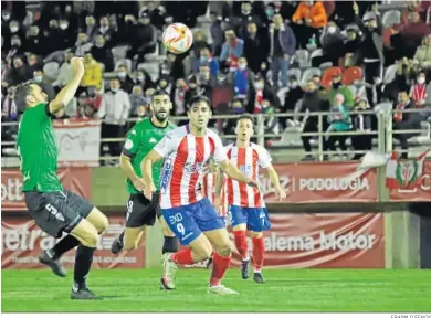  ?? ERASM O FENOY ?? Roni pelea el balón en el Algeciras-San Fernando.