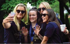  ?? GABRIELLA ANGOTTI-JONES / THE NEW YORK TIMES ?? Midfielder Rose Lavelle (center) and some of her teammates pose for a selfie before the start of the parade celebratin­g the U.S. women’s national soccer team’s World Cup victory in lower Manhattan on Wednesday.