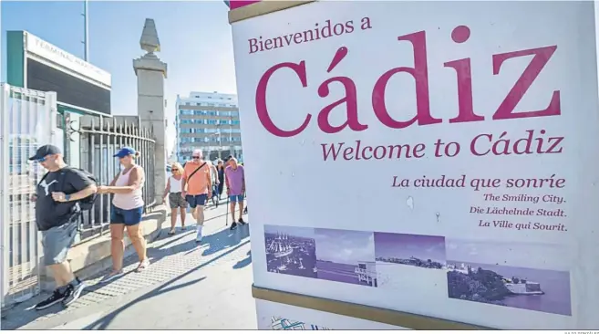  ?? JULIO GONZÁLEZ ?? Turistas accediendo a la ciudad de Cádiz desde el muelle.